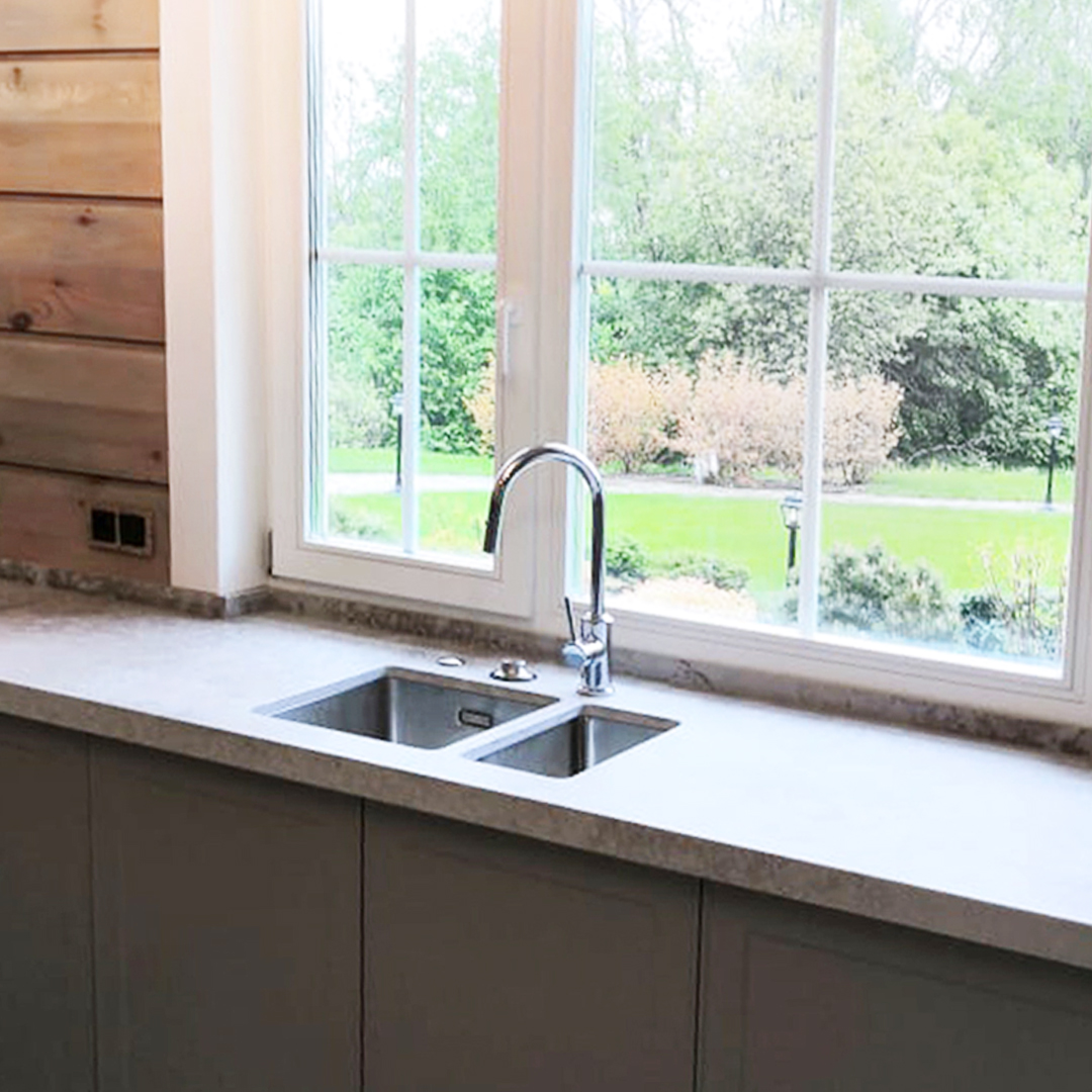 Столешница и фартук из кварцевого агломерата Caesarstone Excava